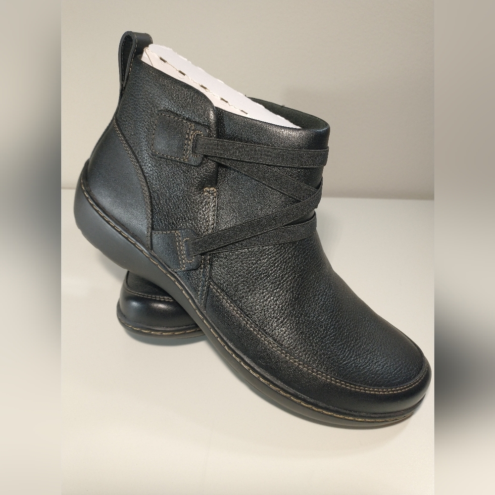 Clarks Womens Cora Blossom Black Leather Size 9 W NEW Ankle Boot Side Zip NwoB